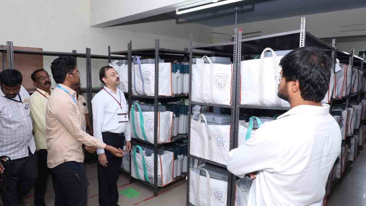 బాక్స్‌ల్లో భవితవ్యం!