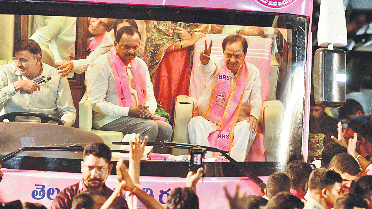 అడుగడుగునా నీరాజనం