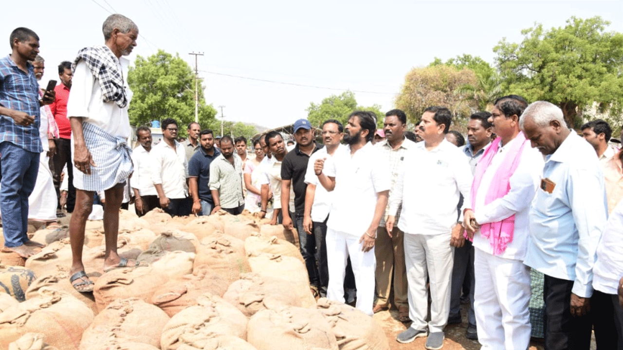 తడిసిన ధాన్యాన్ని ప్రభుత్వమే కొనాలి