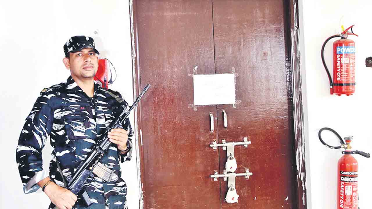 స్ట్రాంగ్‌ రూమ్‌లకు చేరిన ఈవీఎంలు