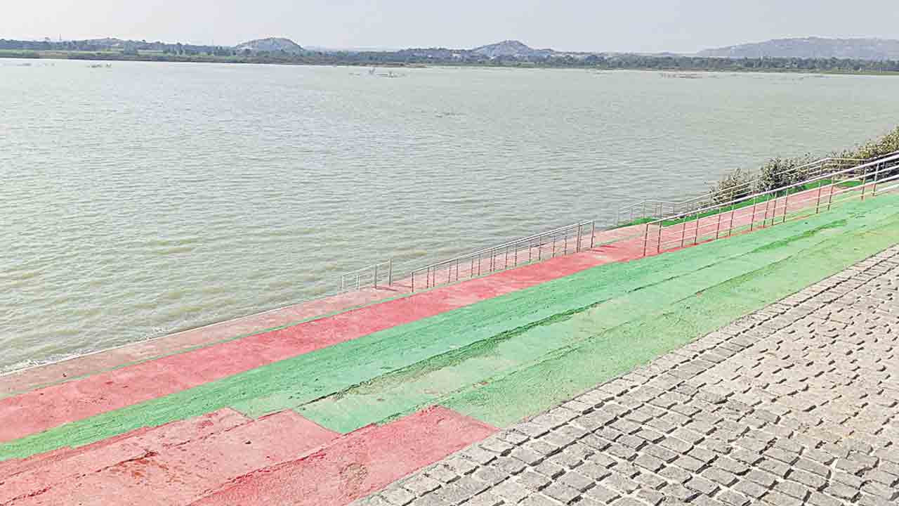 ఆహ్లాదం అందని ద్రాక్షేనా?