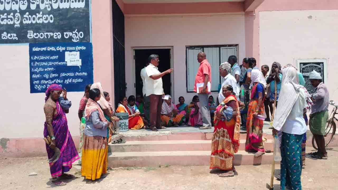 మూణ్నెళ్లుగా పే స్లిప్పులివ్వట్లేదు..