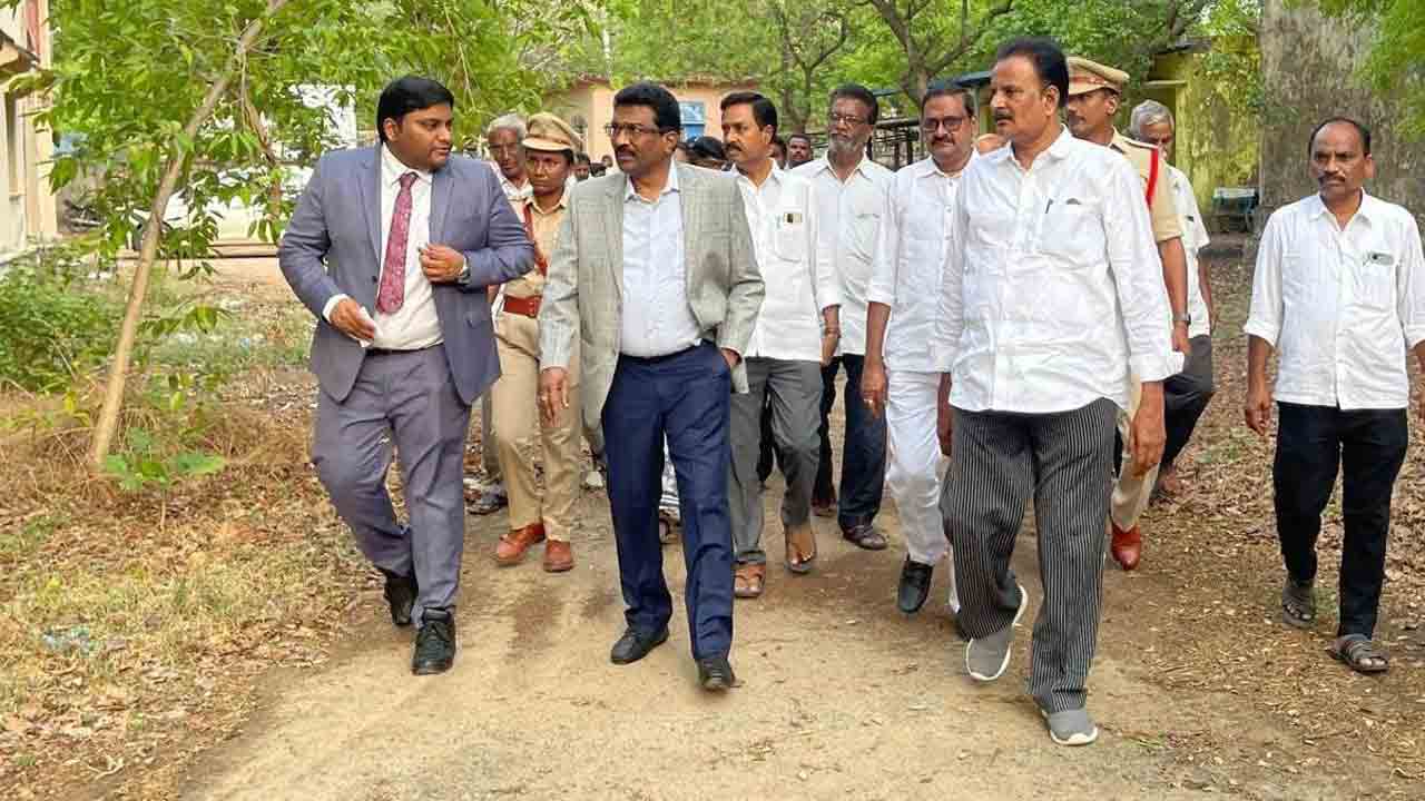 సివిల్‌ సబ్‌ కోర్టు ఏర్పాటు కోసం భవనాల పరిశీలన