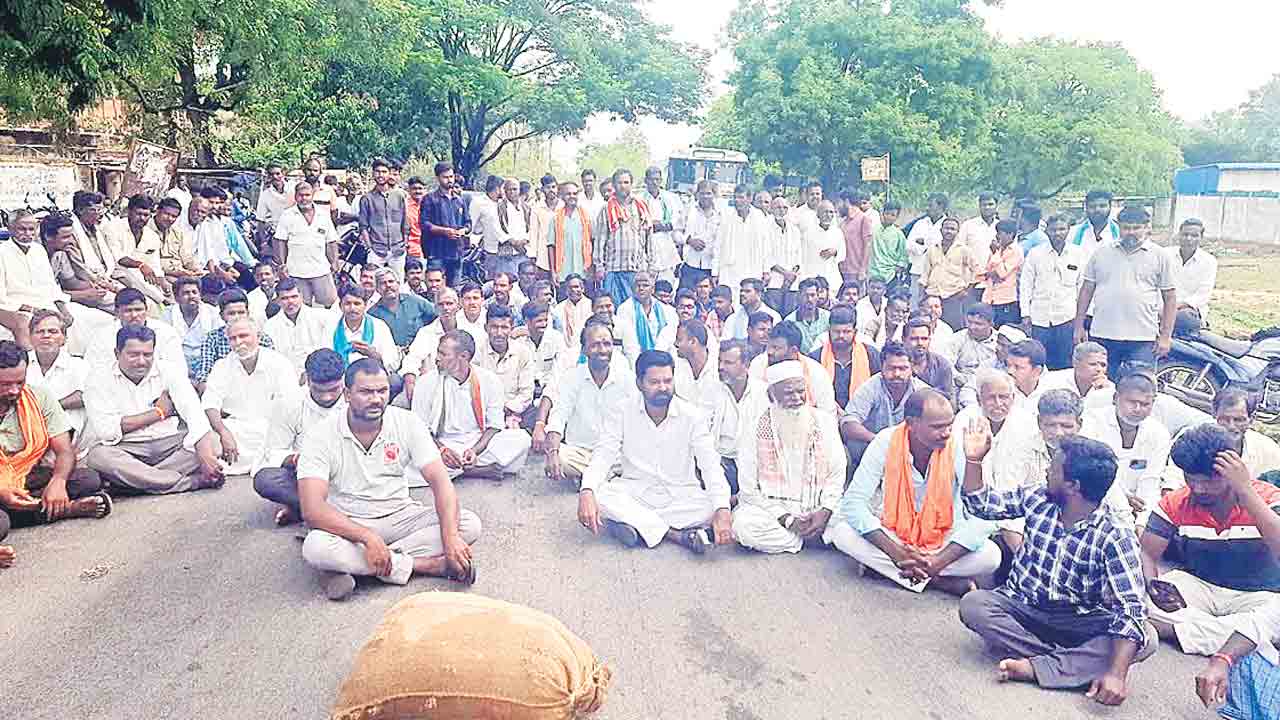 కొనుగోళ్లలో జాప్యం.. సర్కారు పై ఆగ్రహం