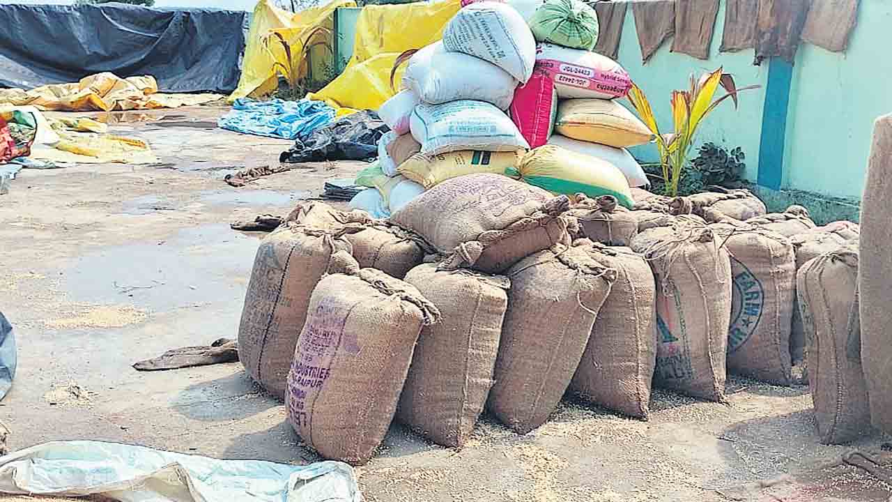 రైతు కష్టం.. వర్షార్పణం