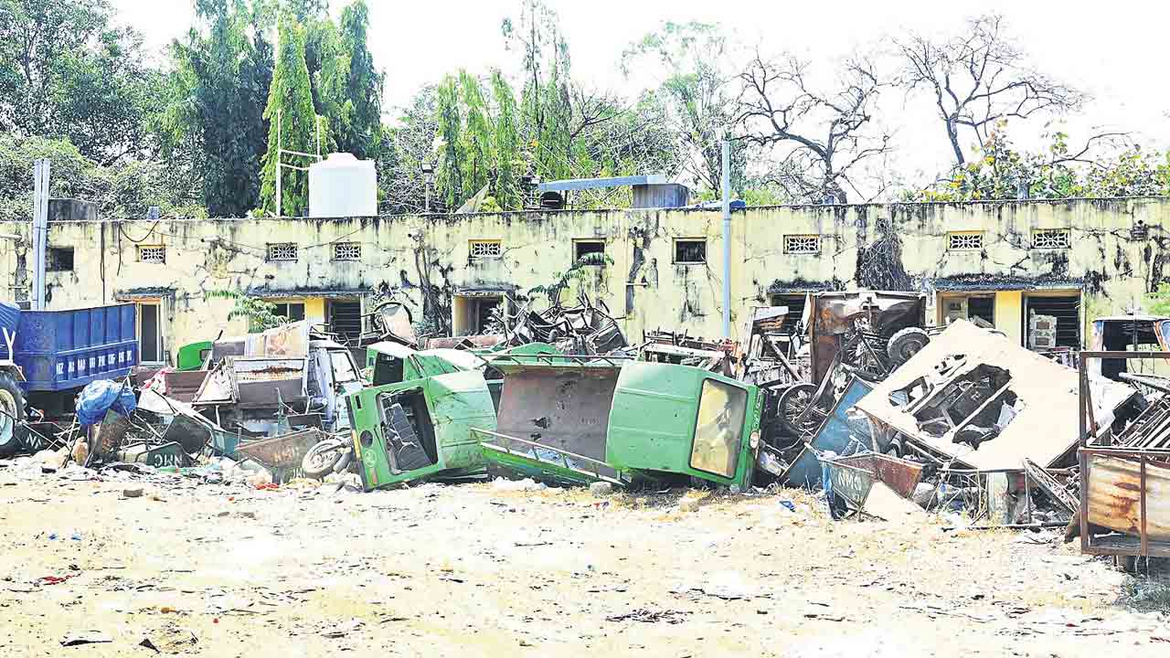 చెత్తలోకే వాహనాలు..