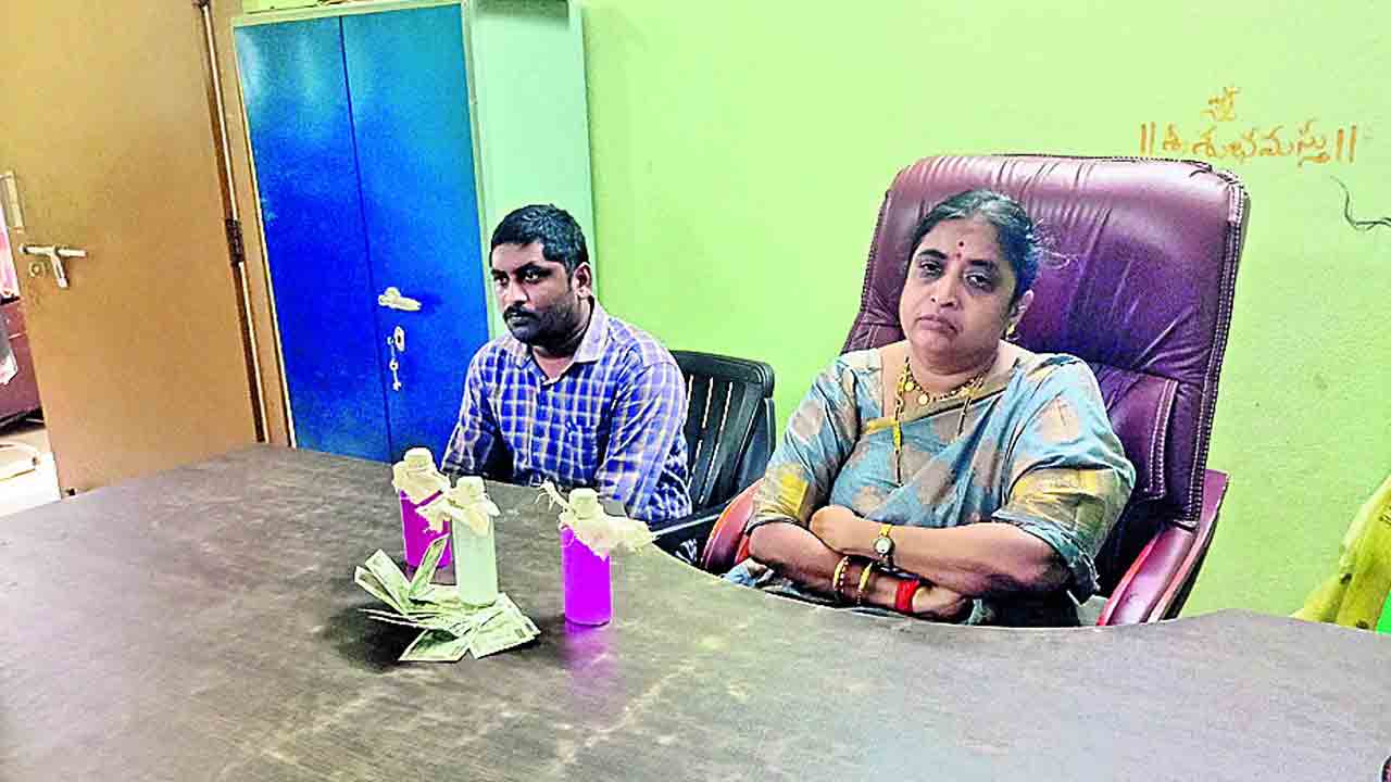 ఏసీబీ వలలో అవినీతి అధికారి