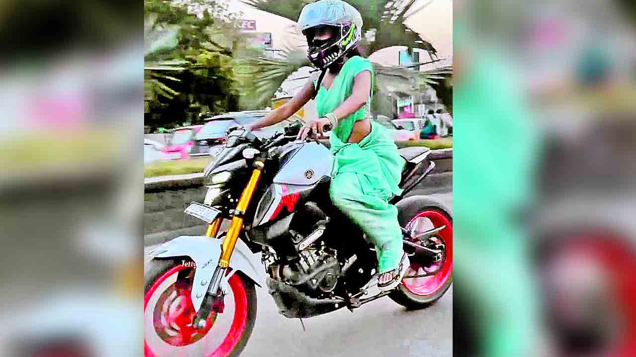 చీర కట్టి.. బైక్‌పై చక్కర్లు కొట్టి