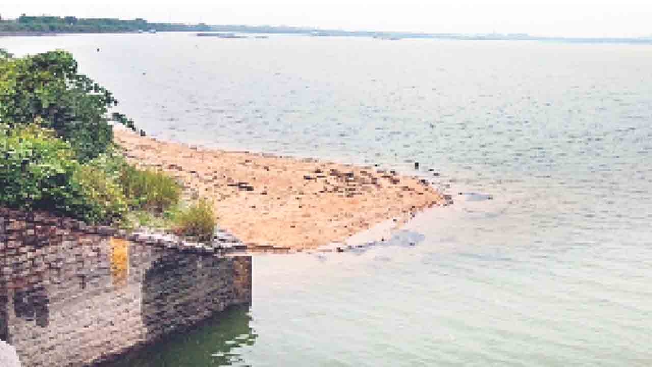 13.5 అడుగులకు తగ్గిన పాలేరు నీటిమట్టం