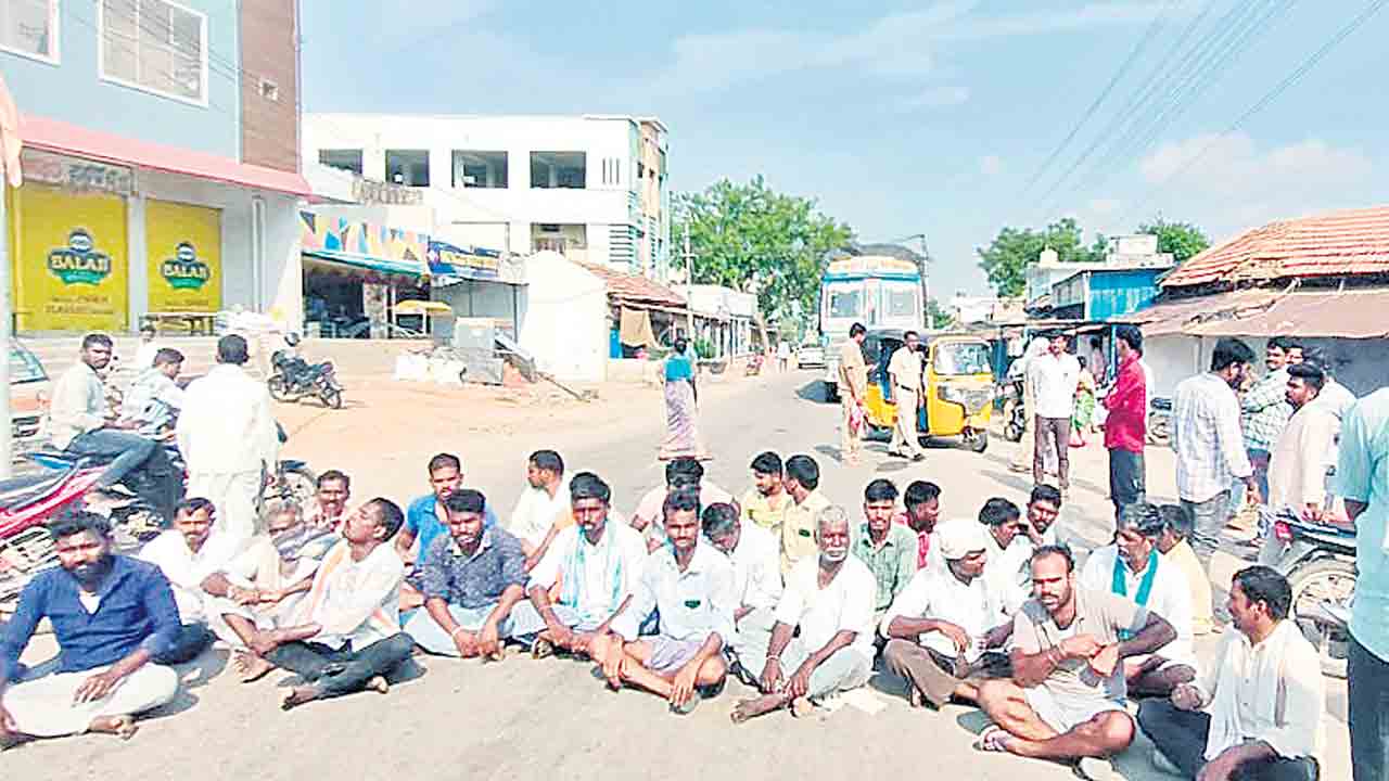 రోడ్డెక్కిన రైతన్న