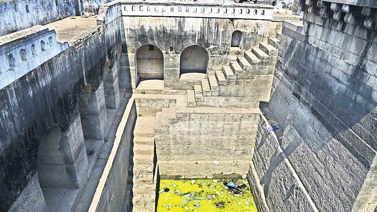 మెట్ల బావిని బాగుచేయరూ!