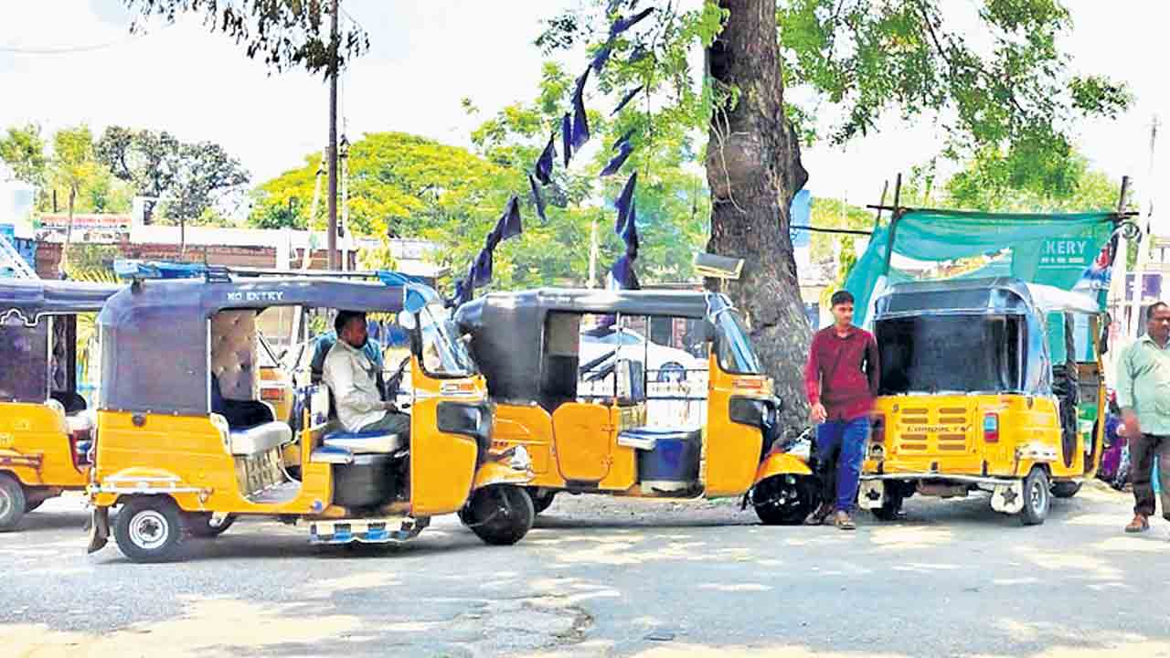 ఆటోవాలా.. బతుకు డీలా!