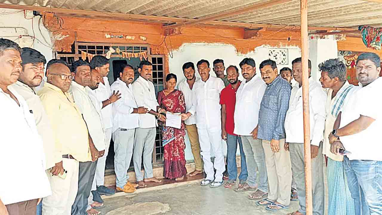 కార్యకర్తలకు అండగా బీఆర్‌ఎస్‌