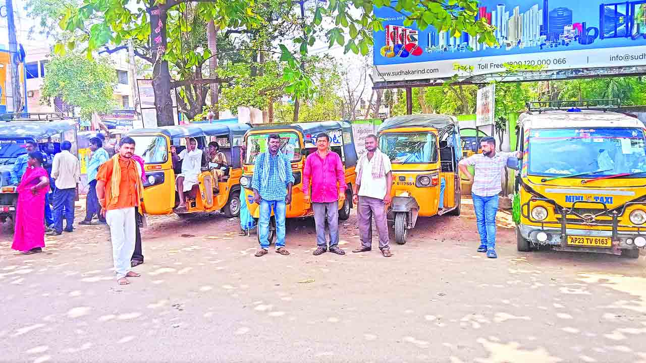 ఆటోవాలా బతుకు డీలా!