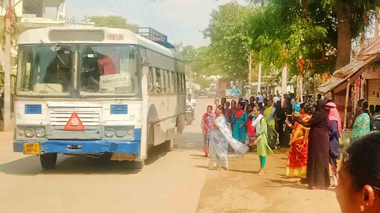 మహాలక్ష్మి అవస్థలు