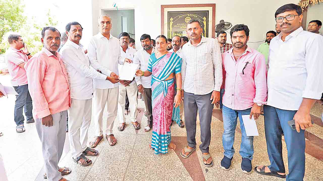 కార్యకర్తల కుటుంబాలకు అండగా నిలుస్తాం