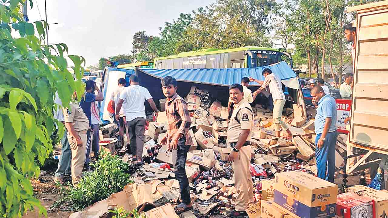 మందు బాటిళ్లన్నీ రోడ్డుపాలు