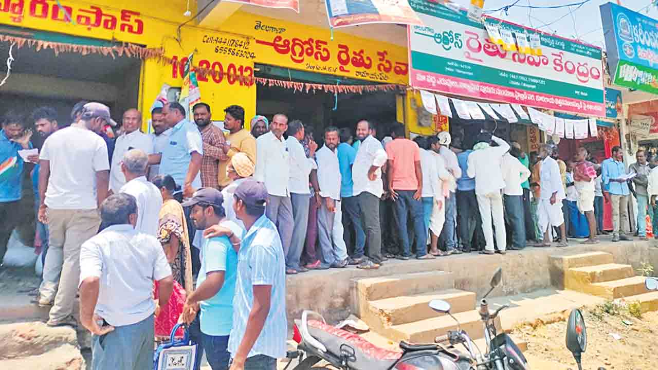 జీలుగ విత్తనాల కోసం రైతుల బారులు