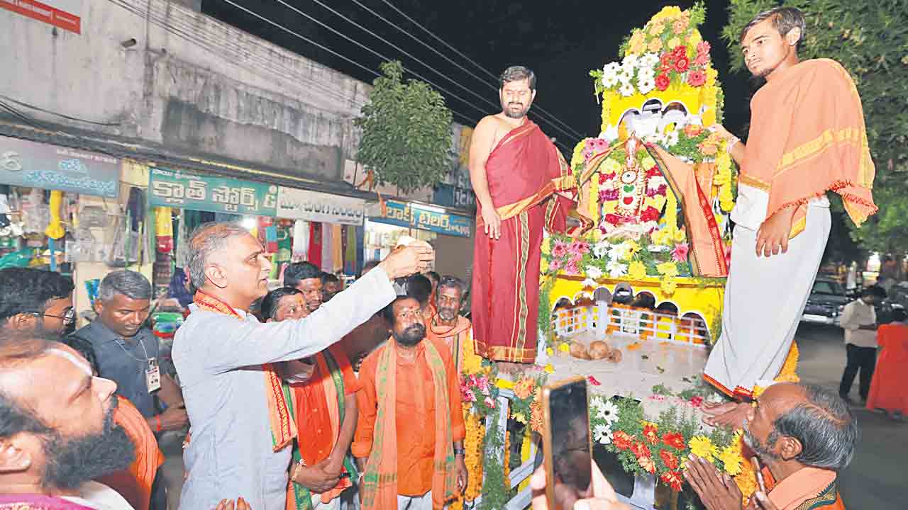 హనుమాన్‌ శోభాయాత్రలో పాల్గొన్న హరీశ్‌రావు