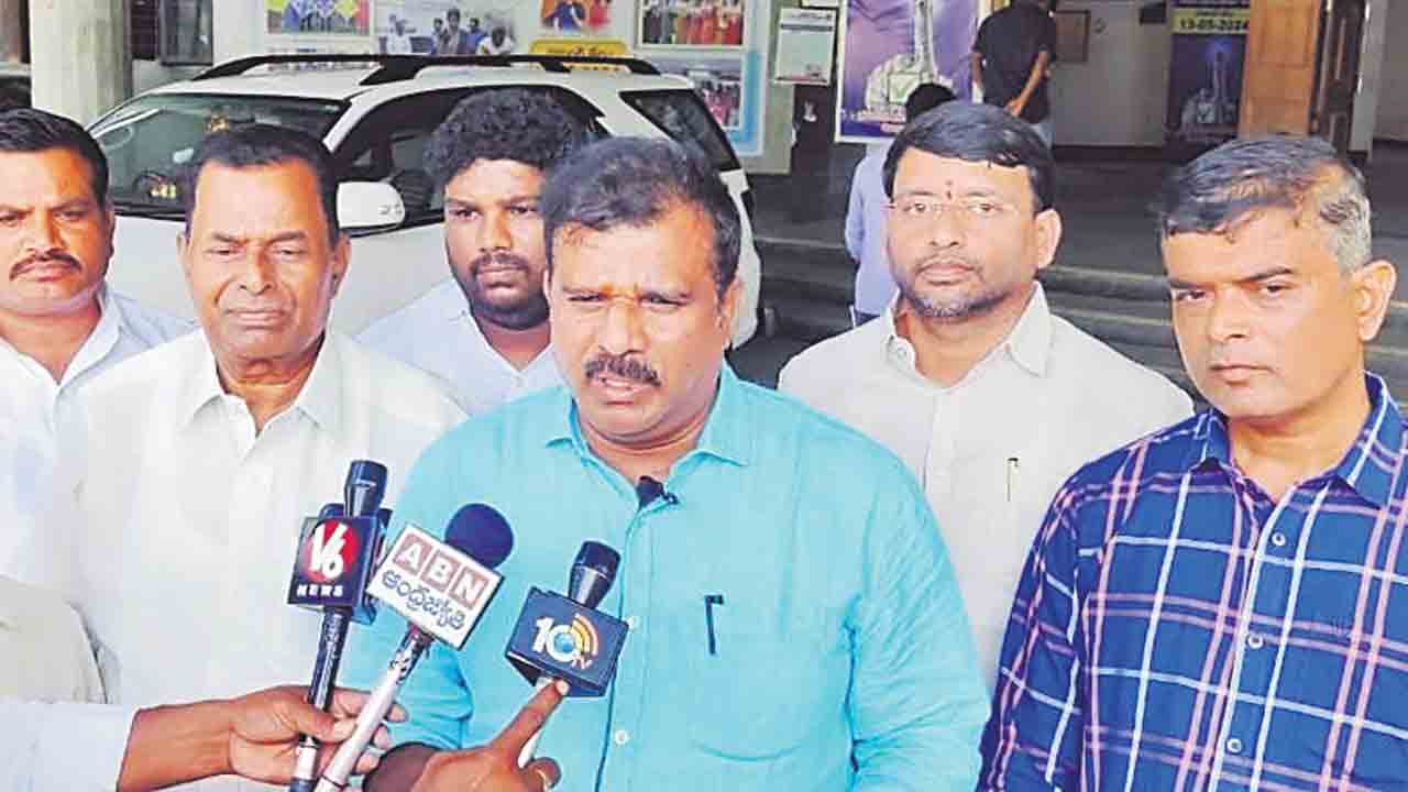 కొనుగోళ్లపై అధికారులు దృష్టి పెట్టాలి