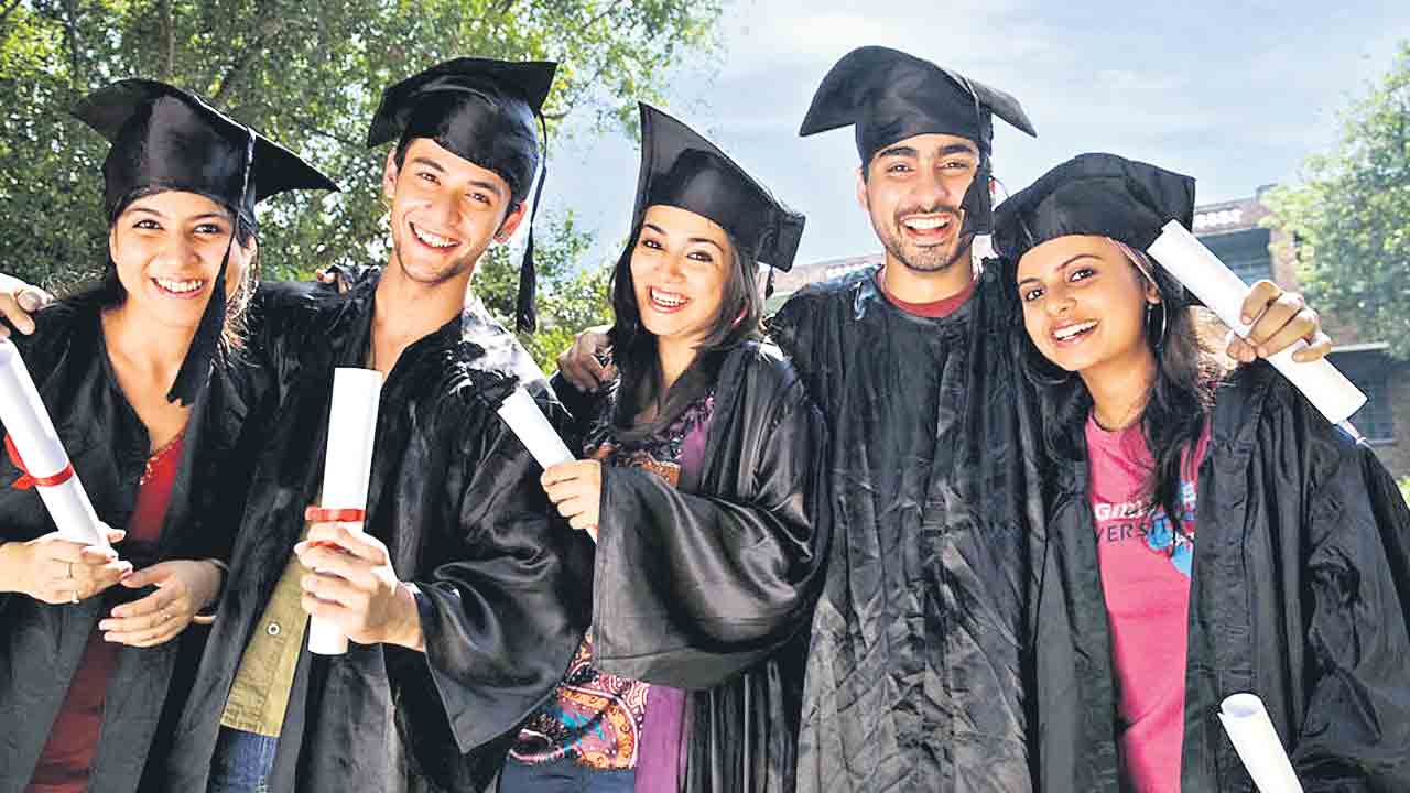 వీసాల తగ్గింపుపై వెనక్కి తగ్గిన యూకే