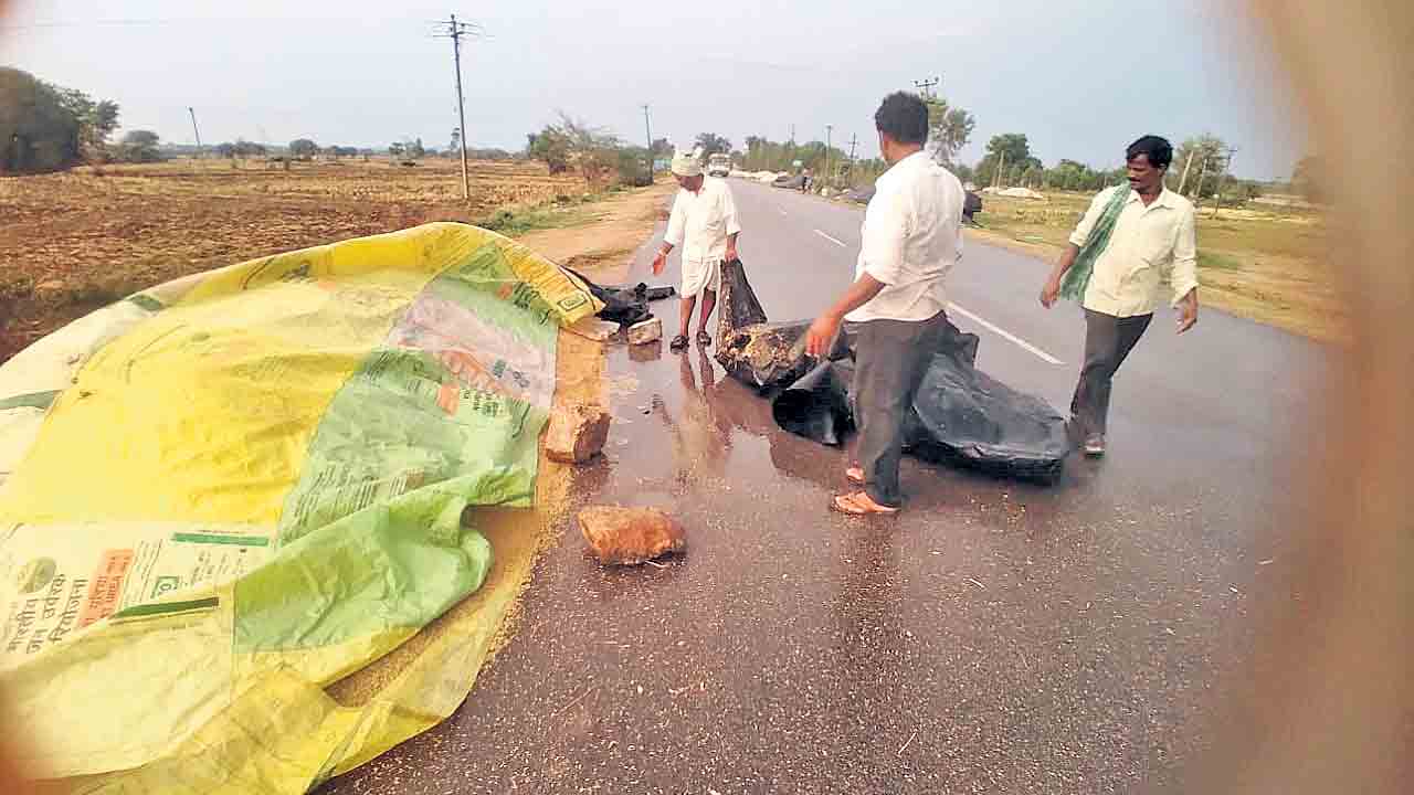 అకాల వర్షానికి తడిసిన ధాన్యం