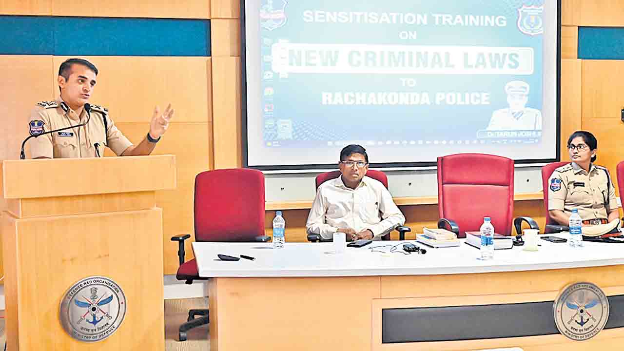 నూతన చట్టాలపై అవగాహన పెంచుకోవాలి