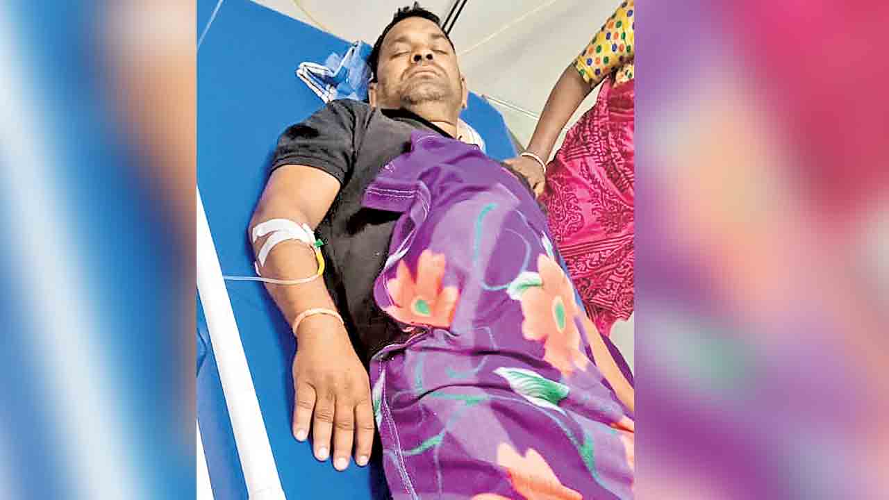 పోలీస్‌స్టేషన్‌ ఎదుట రైతు ఆత్మహత్యాయత్నం