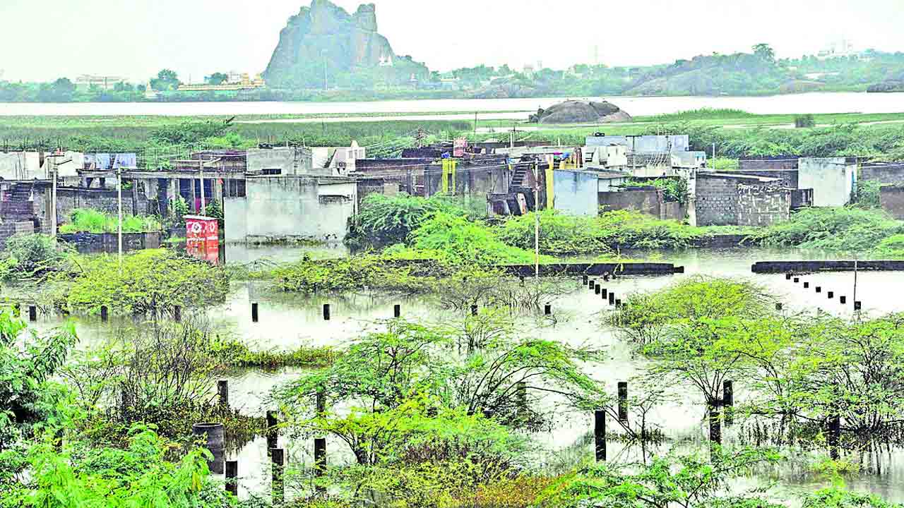 చెరువు శిఖం కబ్జాలమయం