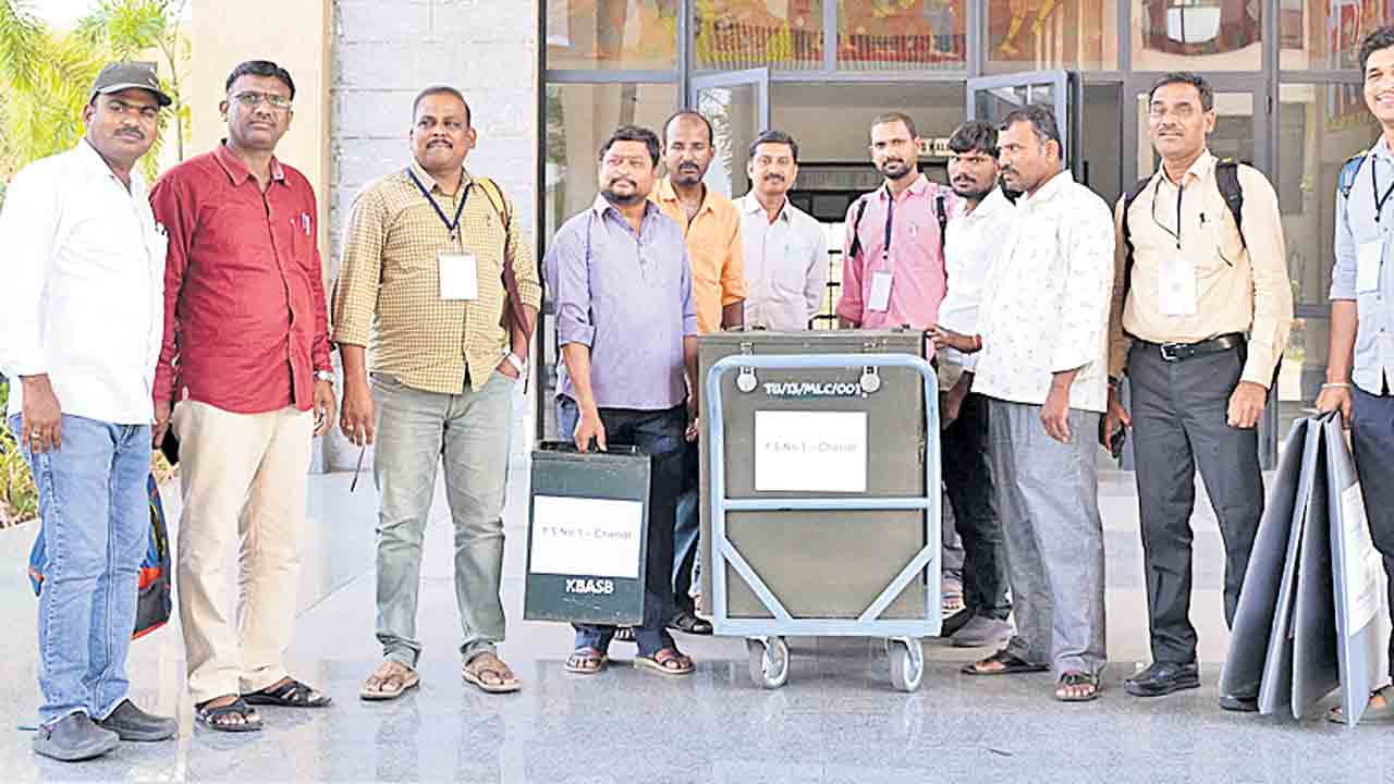 కలెక్టరేట్‌ నుంచి తరలిన సామగ్రి