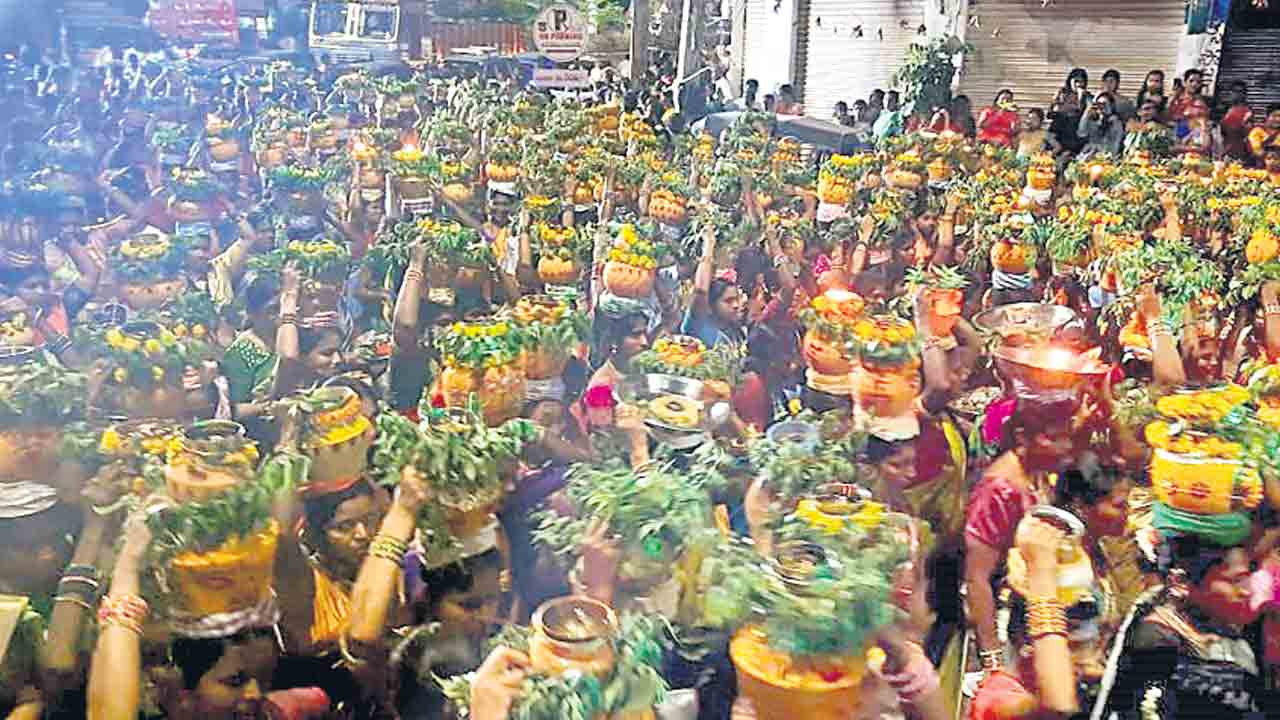 నల్ల పోచమ్మకు బోనాలు