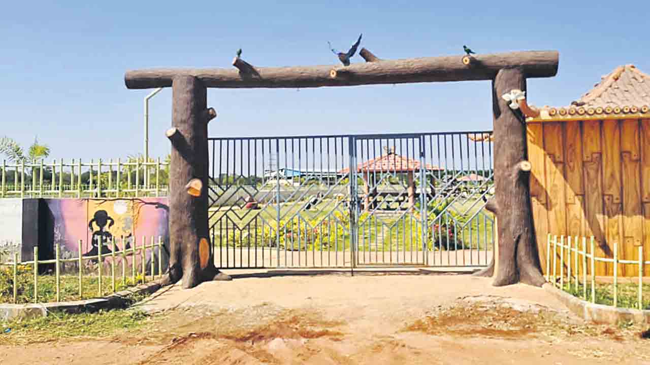 చిల్డ్రన్‌ పార్కుకు తాళం