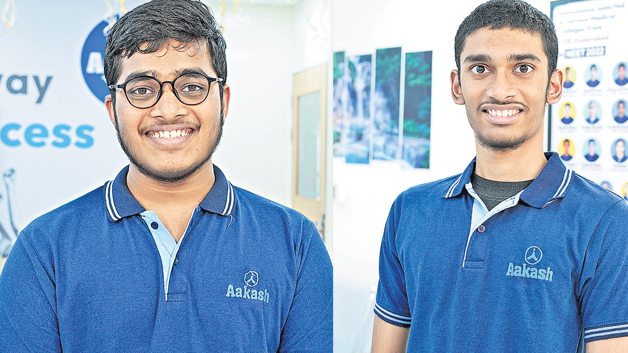 జేఈఈ టాపర్లకు ‘ఆకాశ్‌’ అభినందనలు