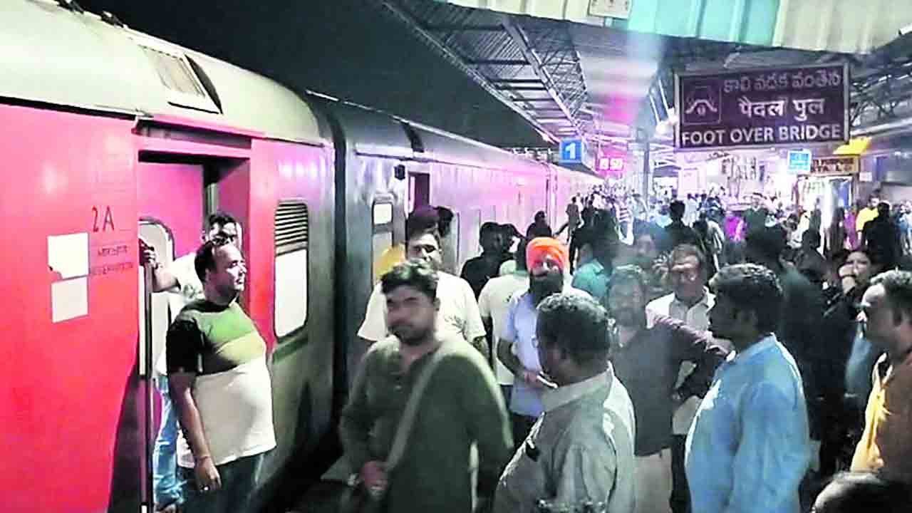 రైల్వే ప్రయాణికుల ఆందోళన