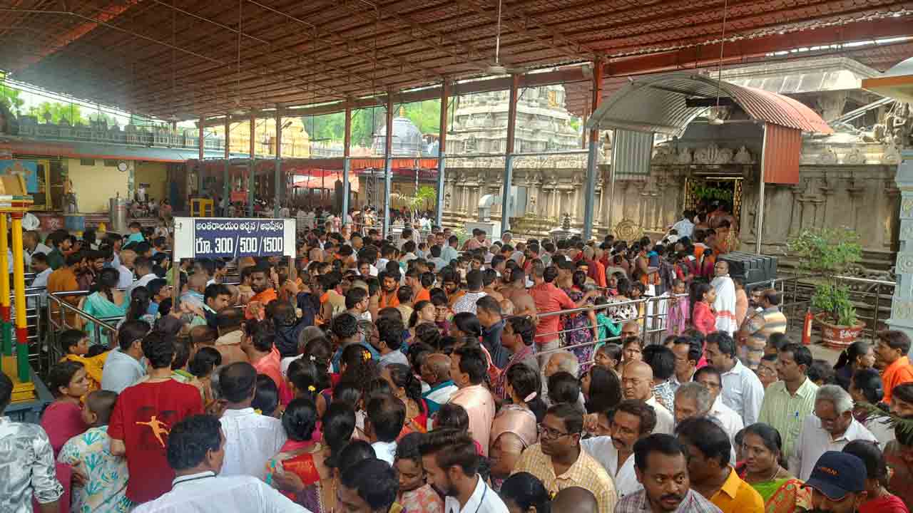 భద్రాద్రికి పోటెత్తిన భక్తులు