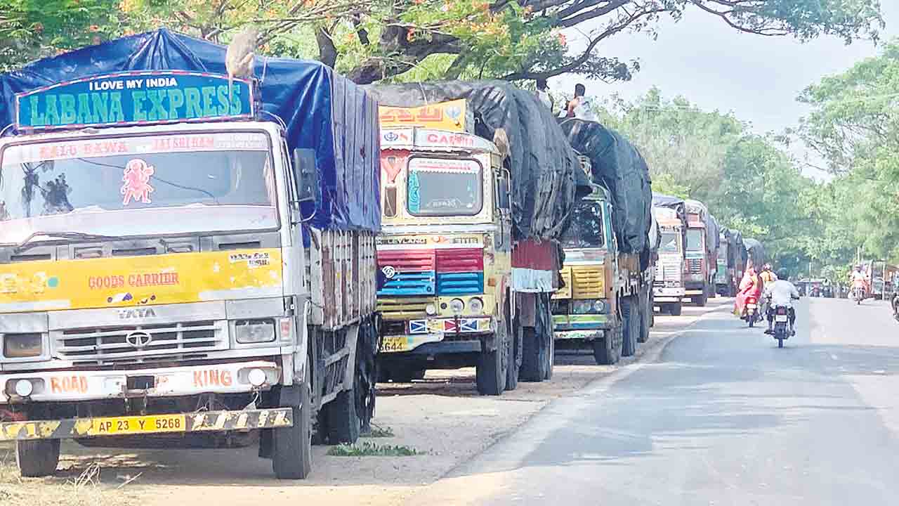 రోడ్డుపైనే జొన్న లారీలు..