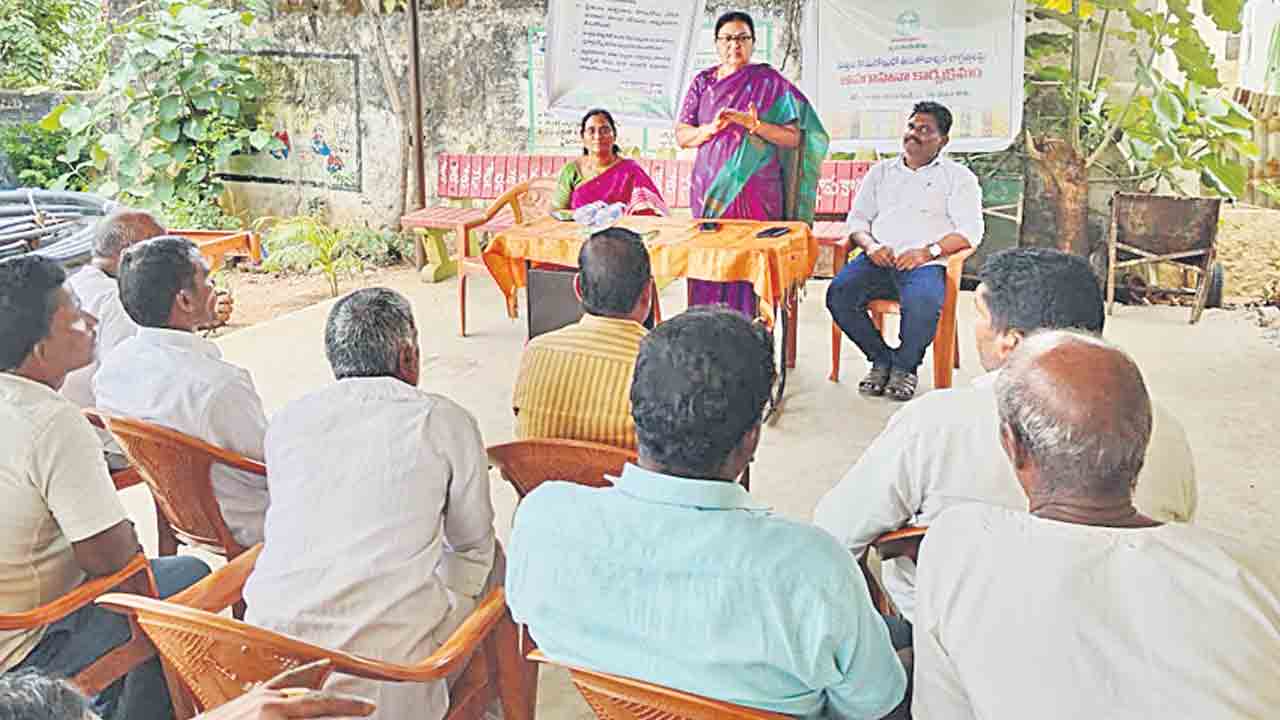 వ్యవసాయ అధికారుల పల్లెబాట..