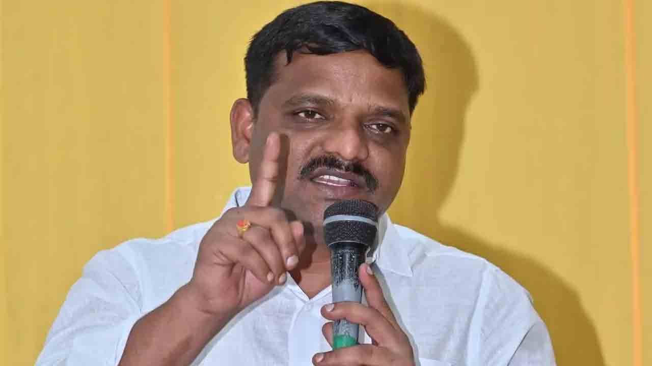 పోలింగ్ కేంద్రం వద్ద తీన్మార్