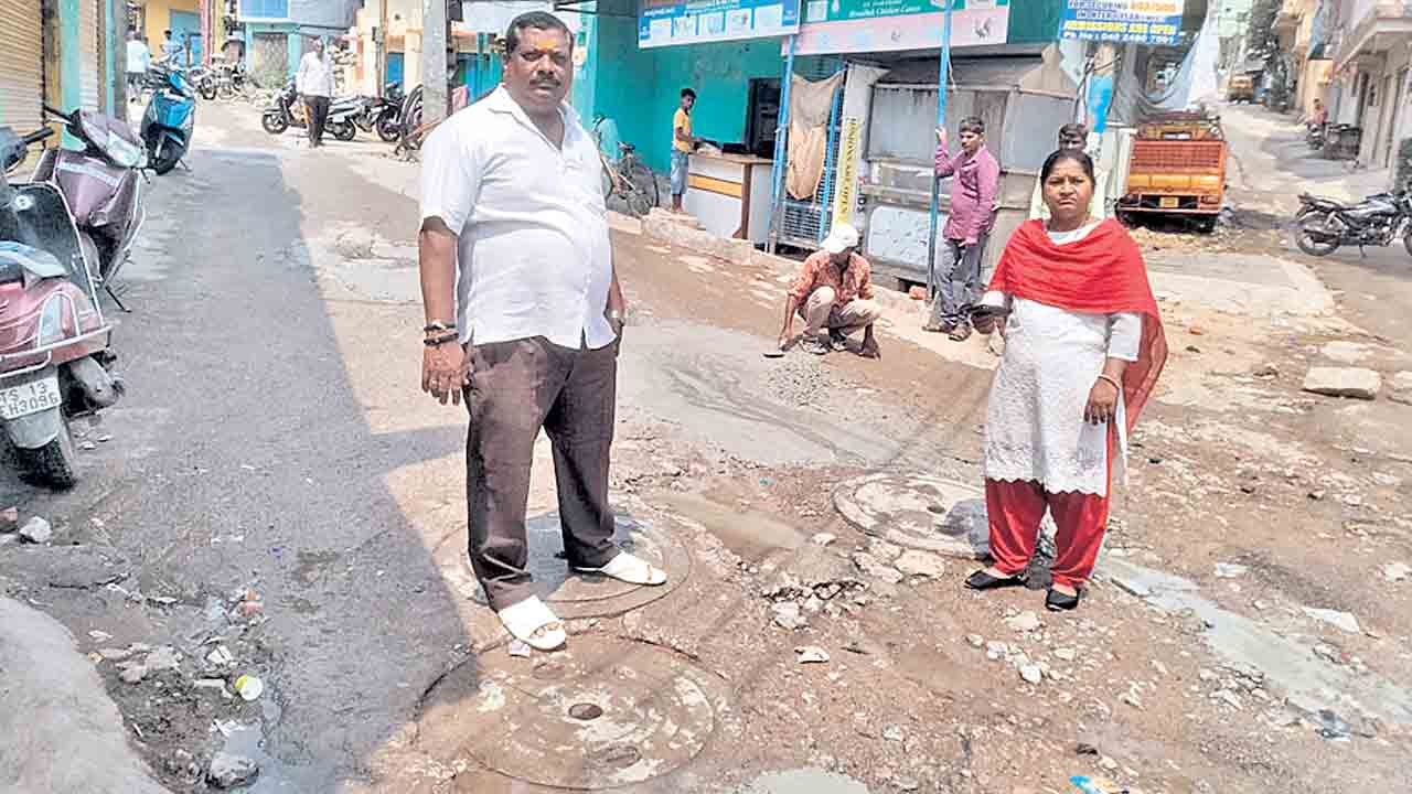 ప్రైవేట్‌ కాంట్రాక్టర్లతో ప్యాచ్‌వర్క్‌ పనులు