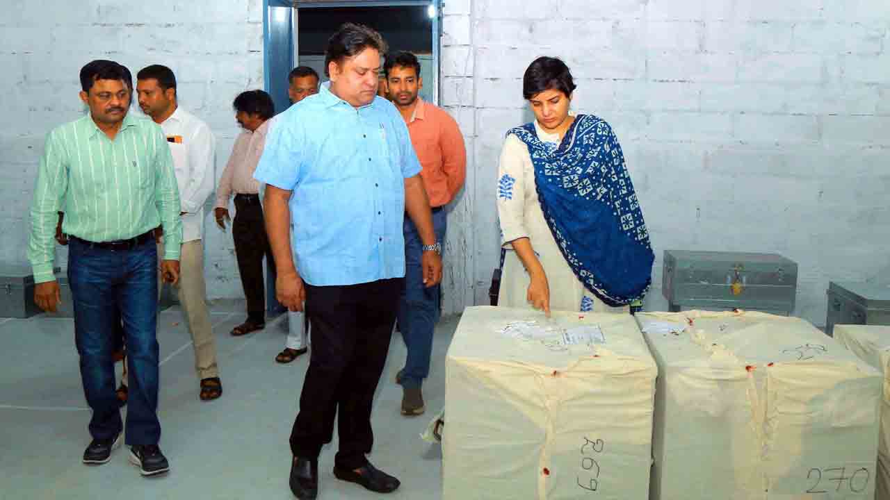 స్ట్రాంగ్‌ రూమ్స్‌కు బ్యాలెట్‌ బాక్స్‌లు