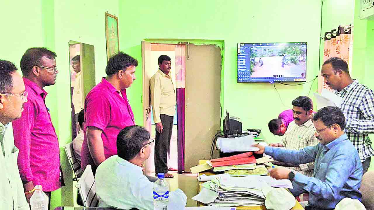 ఆర్టీవో కార్యాలయంలో ఏసీబీ తనిఖీలు