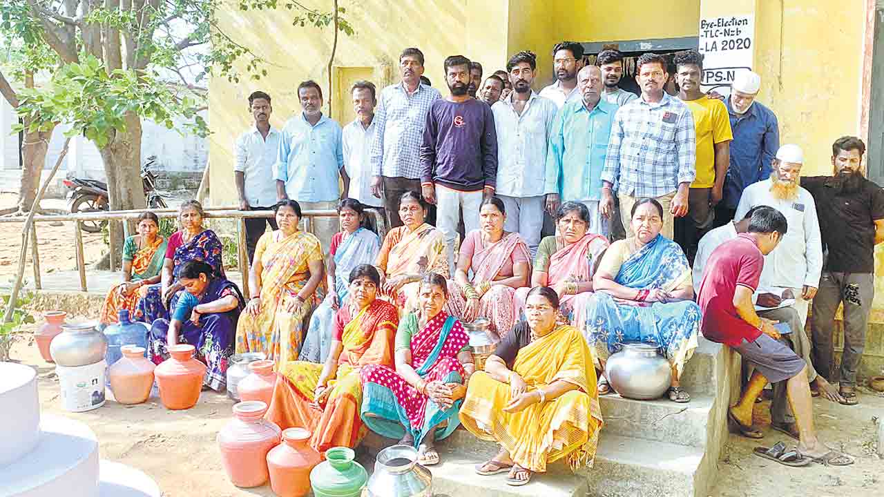 ఖాళీ బిందెలతో రాస్తారోకో