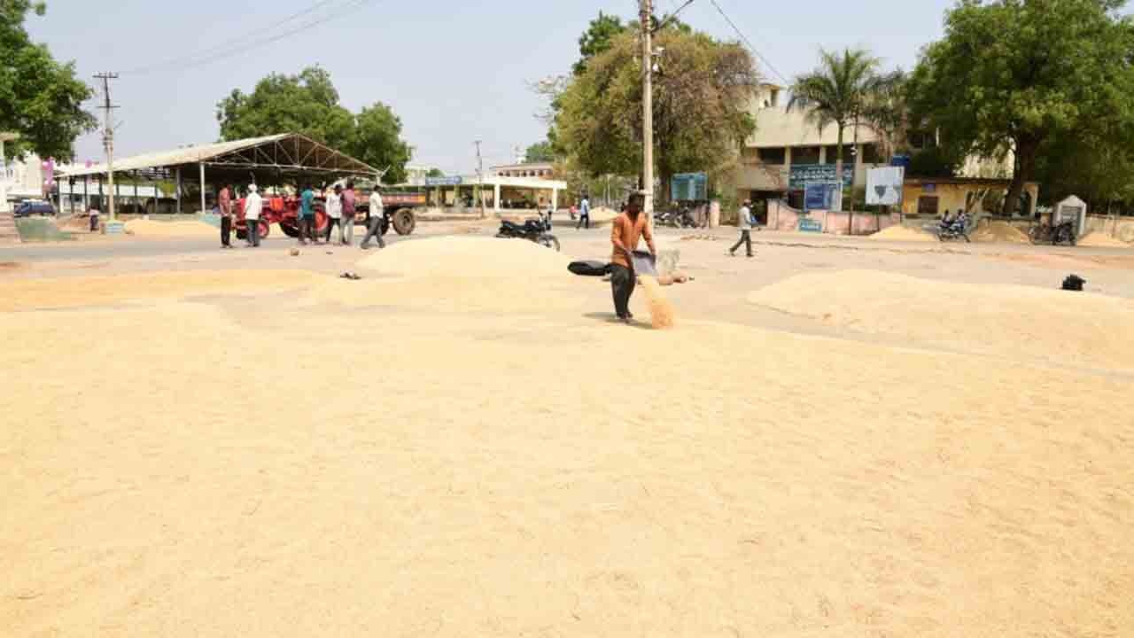 సన్న వడ్లకు మద్దతు కరువు