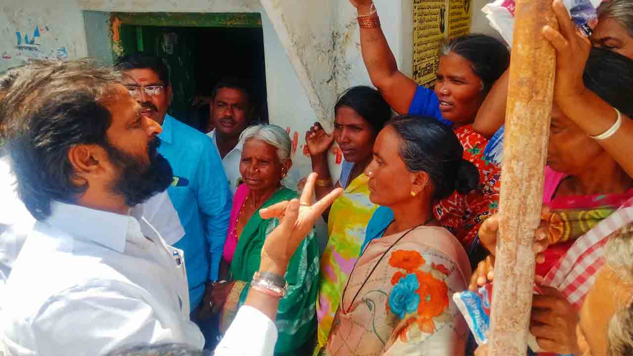 ఐదు వారాలైనా ఉపాధి పైసలు రాలే..