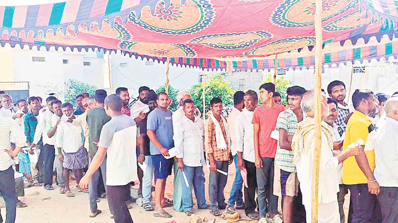 పొద్దుగాళ్ల వచ్చినా విత్తనాలు దొరకలే..