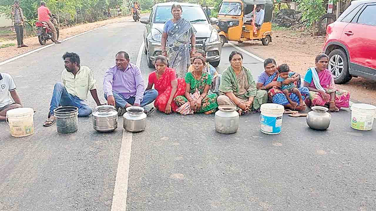 ఖాళీ బిందెలతో రాస్తారోకో