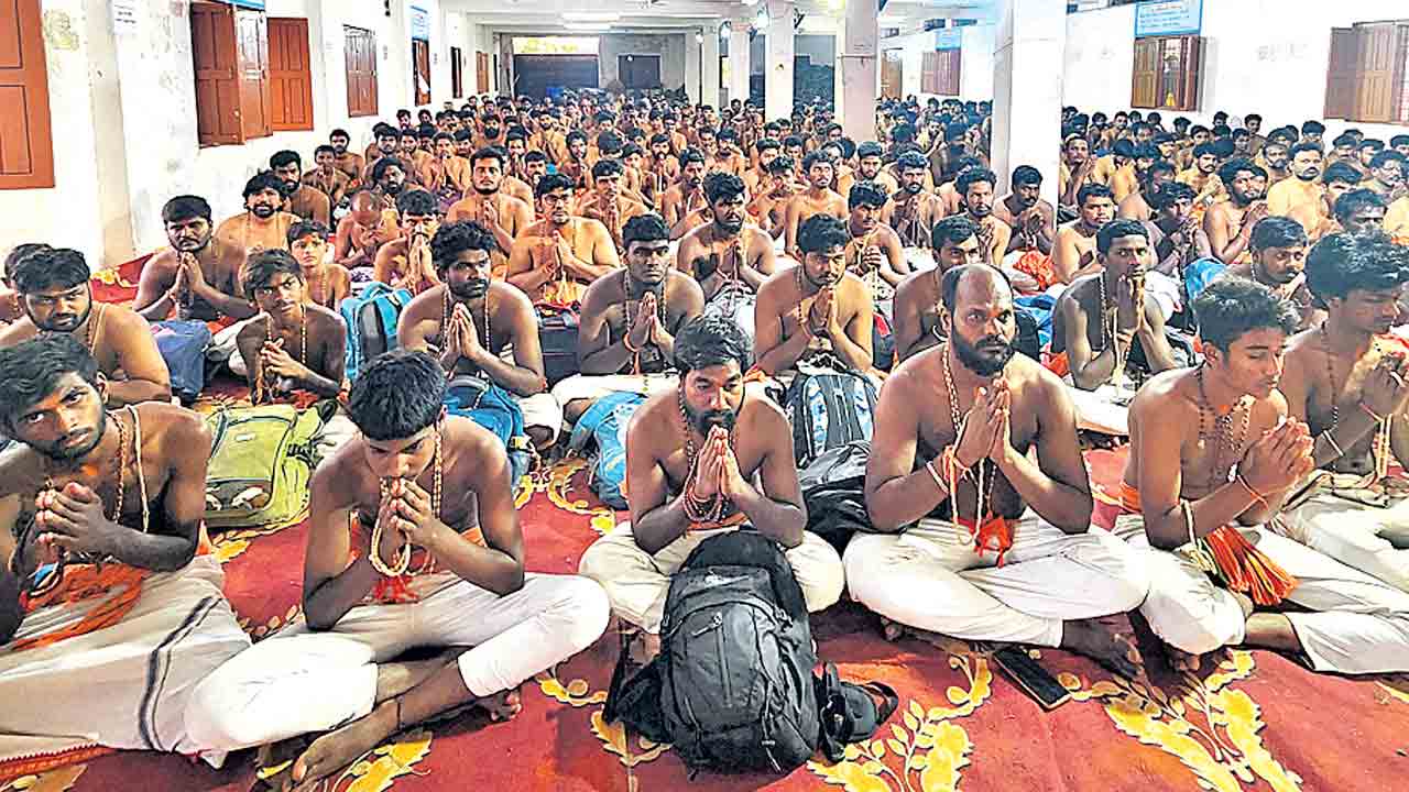 కొండగట్టు..కాషాయ శోభితం