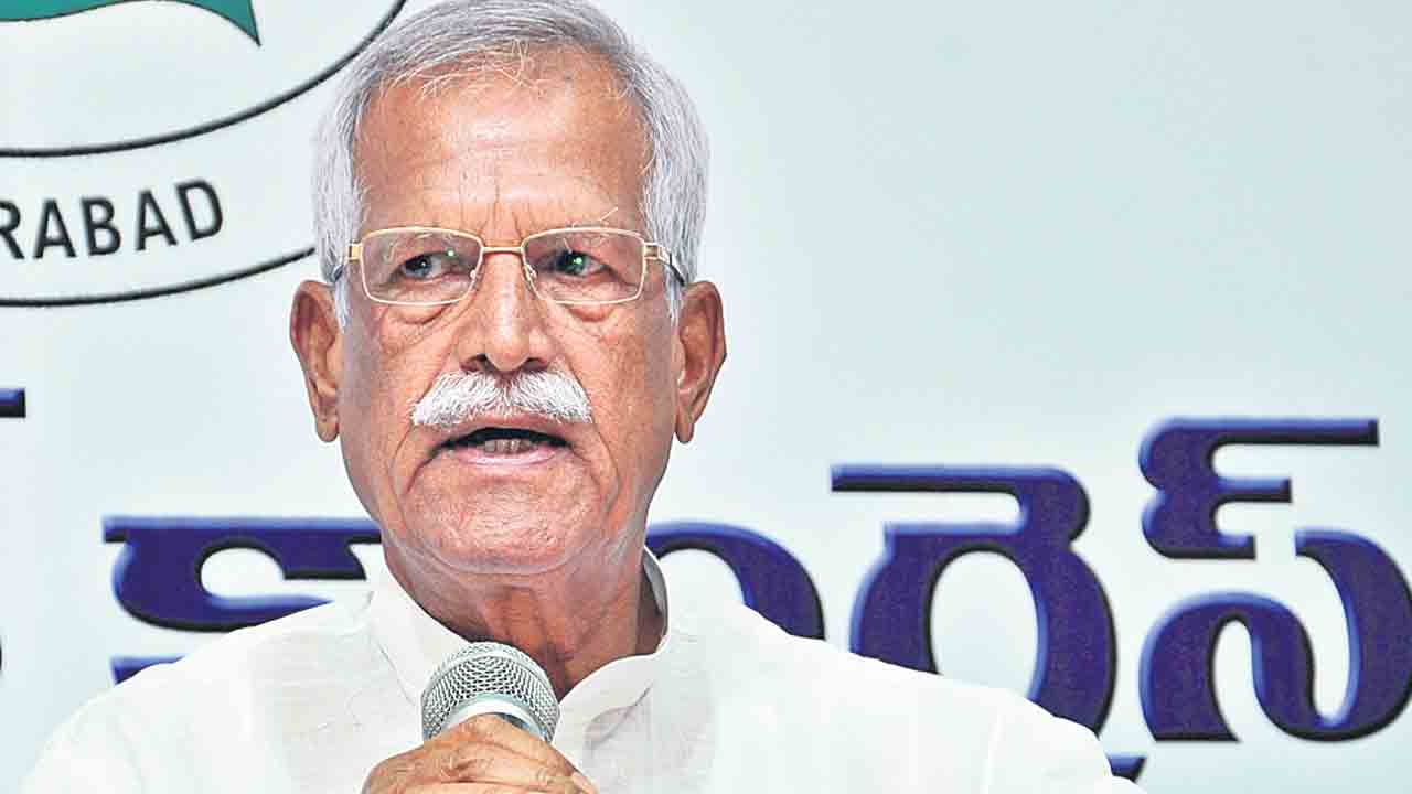 Kodanda Reddy | కావాలనే రైతులతో చెప్పులు పెట్టిస్తున్నరు.. పడిగాపులుగా చిత్రీకరిస్తున్నరు: కాంగ్రెస్‌ నేత కోదండరెడ్డి