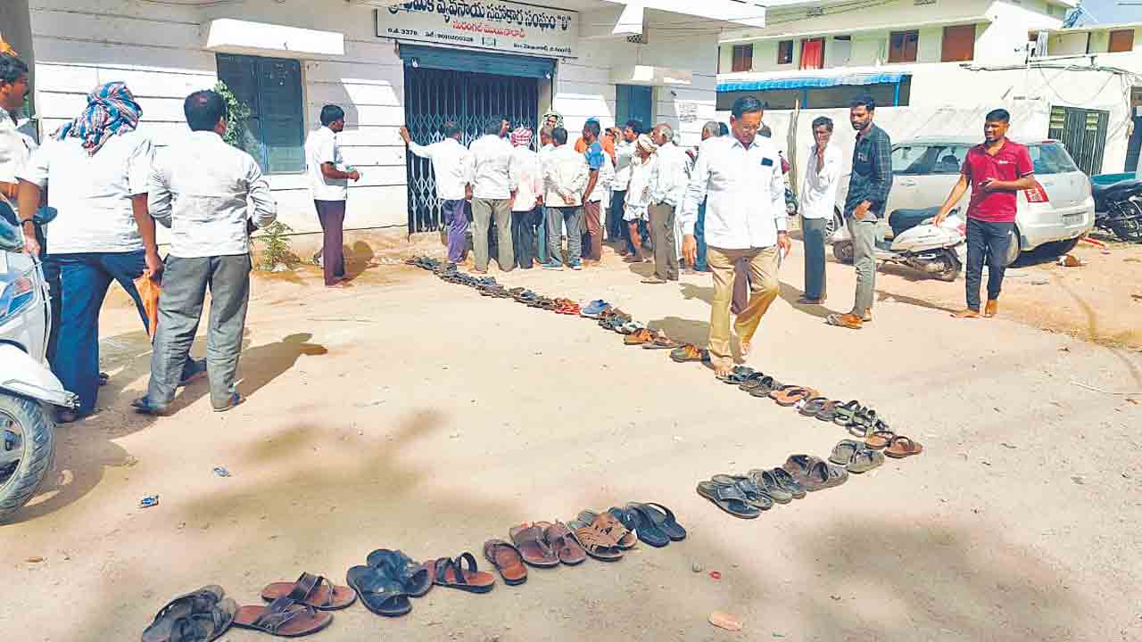 Telangana | రైతన్న విత్తన పోరు.. పత్తి గింజల కోసం పడరాని పాట్లు