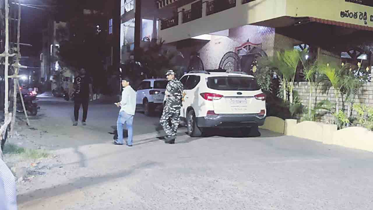 సంగారెడ్డిలో బీఆర్‌ఎస్‌ నేతలపై ఐటీ దాడులు